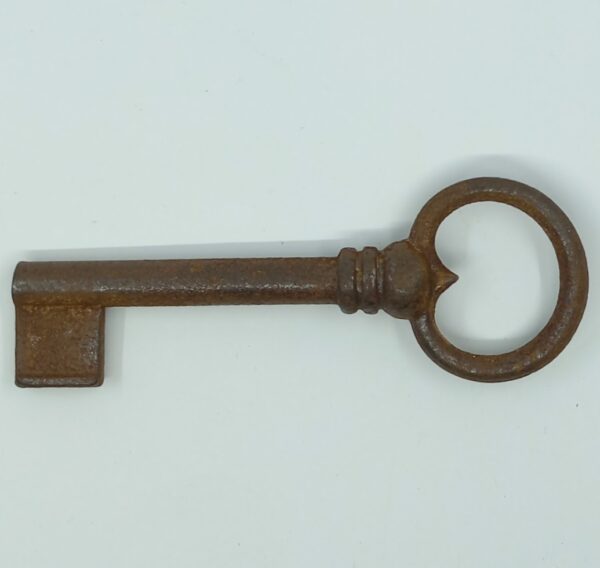 Clé fer 12.512.15   vieilli,  fut 8 x 55mm, percé 6mm,     P= 12 x 15mm.