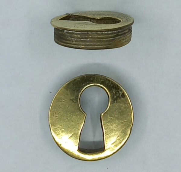 Entrée laiton 20.704.1 poli, diam.25mm, Louis Philippe, à encastrer, trou de 24x5mm.