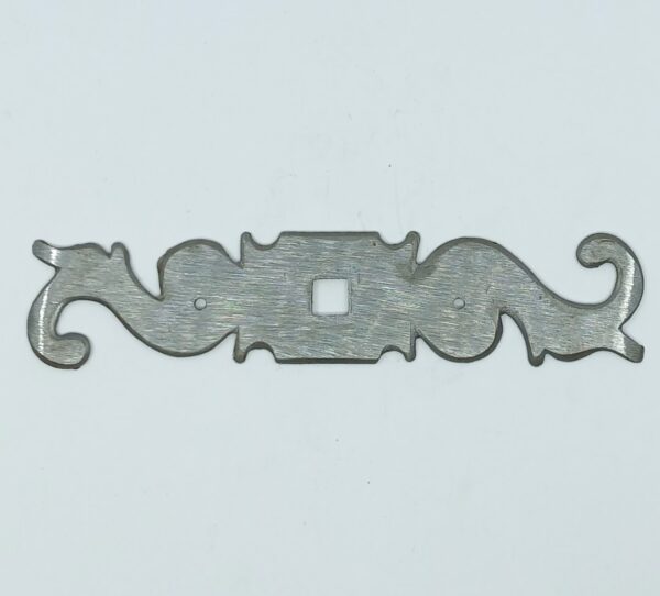 Platine fer 18.544.1  brossé, dim. 113x24mm, percée 7x7mm.