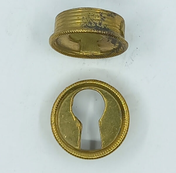 Entrée laiton 20.705.1 poli, diam.23mm, Louis Philippe, à encastrer, trou de 20x6mm.