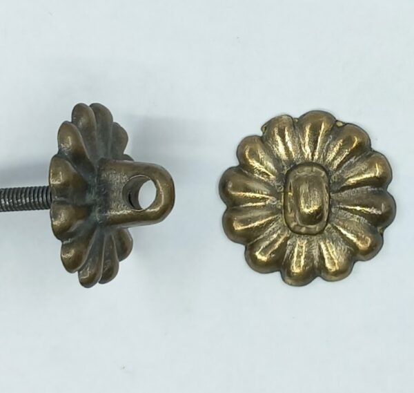 Attache laiton 18.935.1  diam. 29mm  haut.15mm, avec tige filetée fixe, trou de 5mm traversant.