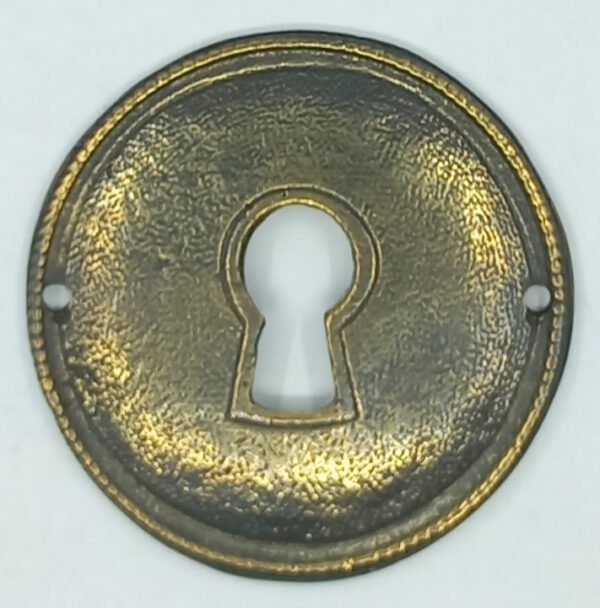 Entrée laiton 20.173.1 Rustique, mouluré, patiné, diam. 45mm.