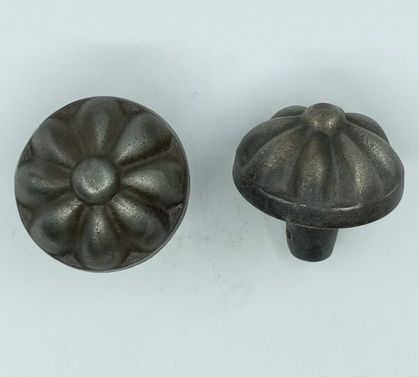 Bouton fer 16.173.1 Godron, patiné, diam.38mm, h=38mm, vis M4.