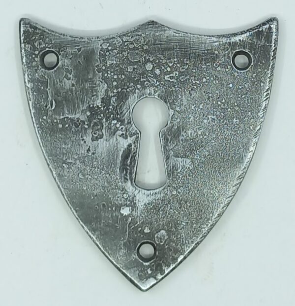 Entrée fer 22.105  vieilli, écusson sans chanfrein, 34 x30mm et 52x52mm.