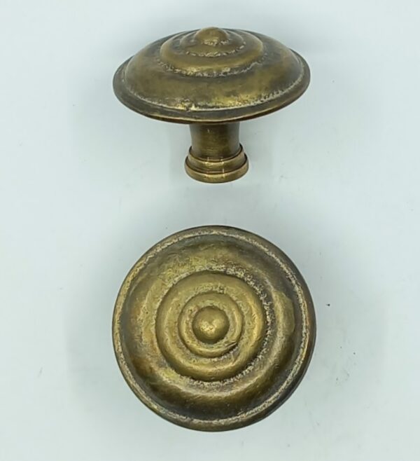 Bouton laiton 14.170 Rustique, Mouluré, patiné, diam. 18 à 44mm.