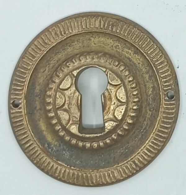 Entrée laiton 20.589.1 bronze, patiné,  Louis XVI, diam. 48mm.