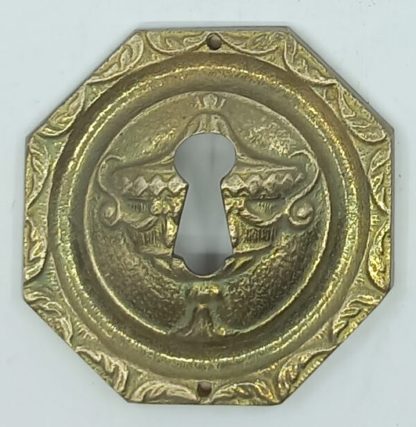 Entrée laiton 20.581.1 bronze, patiné,  Louis XVI,  diam.56mm.