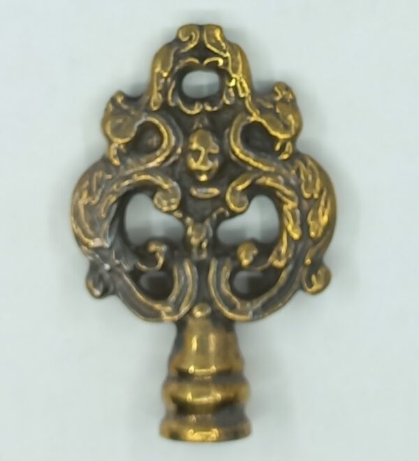 Clé laiton 12.113.1 anneau seul patiné, dim. 50x35mm, Louis XIV.