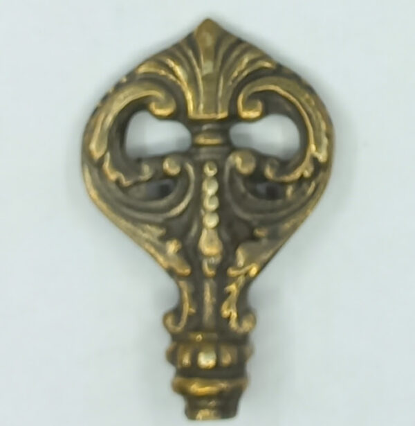 Clé laiton 12.114.1 anneau seul patiné, dim. 44x31mm, Louis XIV.