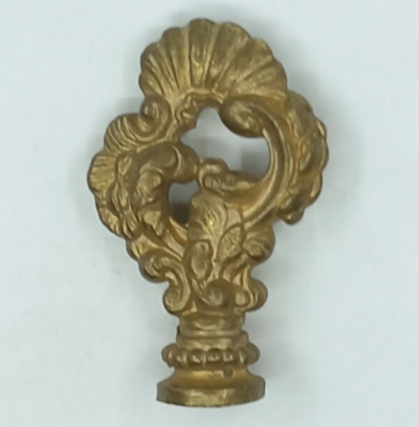 Clé laiton 12.149.1  anneau seul Louis XV, dim. 42x28mm.