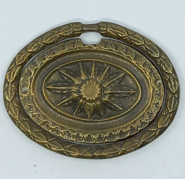 Poignée laiton 24.751.1   bronze Ls XVI, patiné,  dim. 67x52h mm, à lacet.