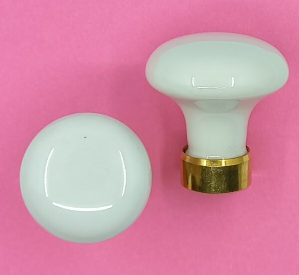 Bouton porcelaine 55.601.  blanc, diam. 30 ou 35mm, avec bague laiton M4. Pour le montage, tenir le bouton par la bague et fixer avec la vis.