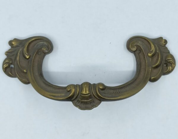 Poignée laiton 24.629.1  bronze Ls XV, dim. 120x53mm.