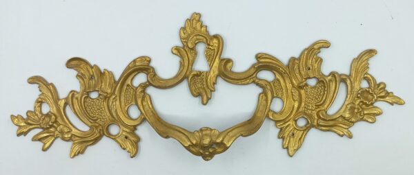Poignée laiton 24.632.1  bronze Ls XV, dim. 315x120mm, avec trou de clé.