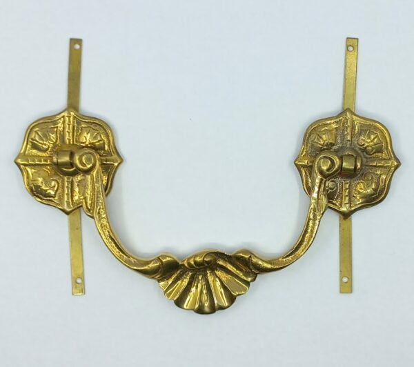 Poignée laiton 24.537.1  bronze Ls XIV, poli dim. 130x40mm avec rosaces.