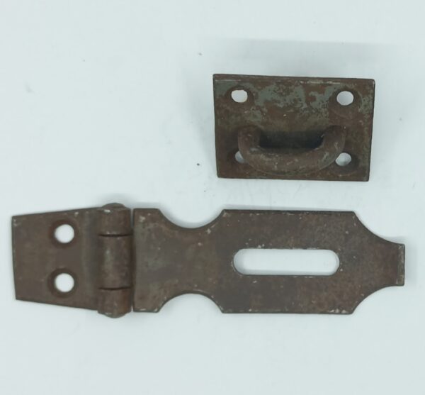 Cadenassière, 10.930.1 en fer rouillé et ciré, dim. 100x30mm.