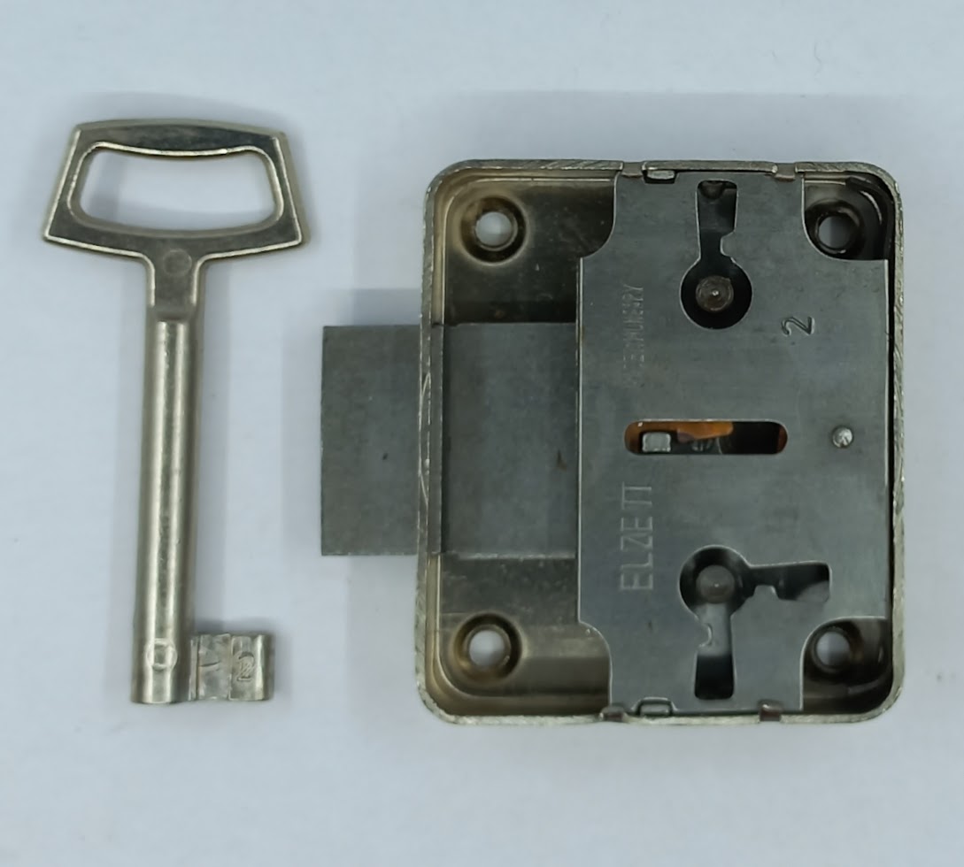 Serrure en applique 10.215, axe à 20-25-30mm, G+D+T, fer nickelé, avec clé, boitier axe+20xH57mm.