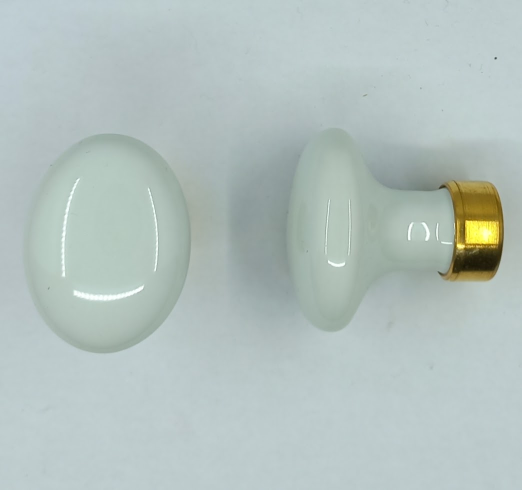 Bouton porcelaine 55.603.1 ovale, blanc, dim. 35x25xH35mm, avec bague laiton M4. Pour le montage, tenir le bouton par la bague et fixer avec la vis.