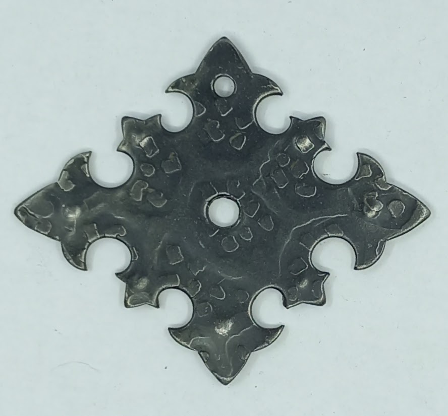 Rosace fer 18.549.1 martelé, dim. 58x50mm, noirci, trou de 4mm.