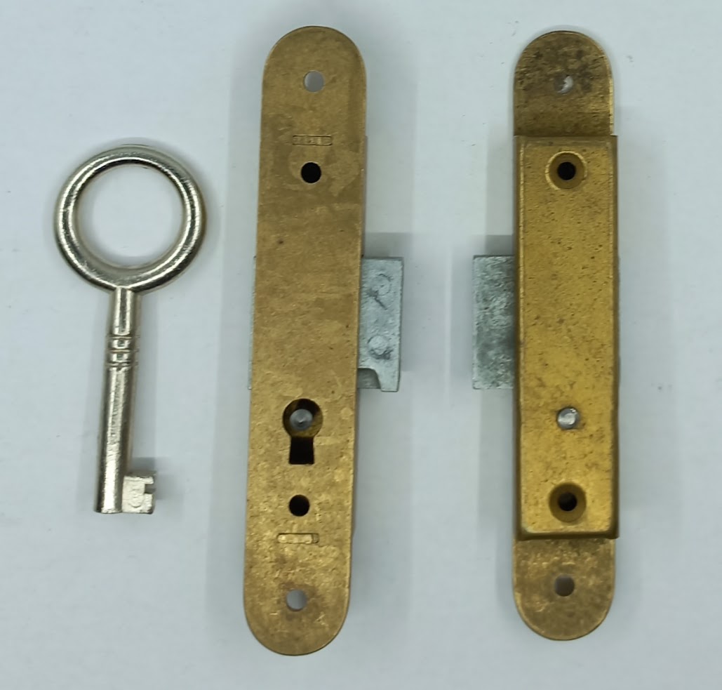 Serrure en applique 10.240.1 de vitrine, gauche+droite, boitier laiton 92x15mm, avec 1 clé nickelée, axée. Autres modèles sur demande.