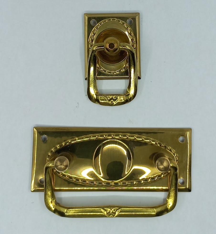 Poignée laiton 24.756 embouti, poli et verni, Ls XVI, H 40x25 et H 35x70mm.