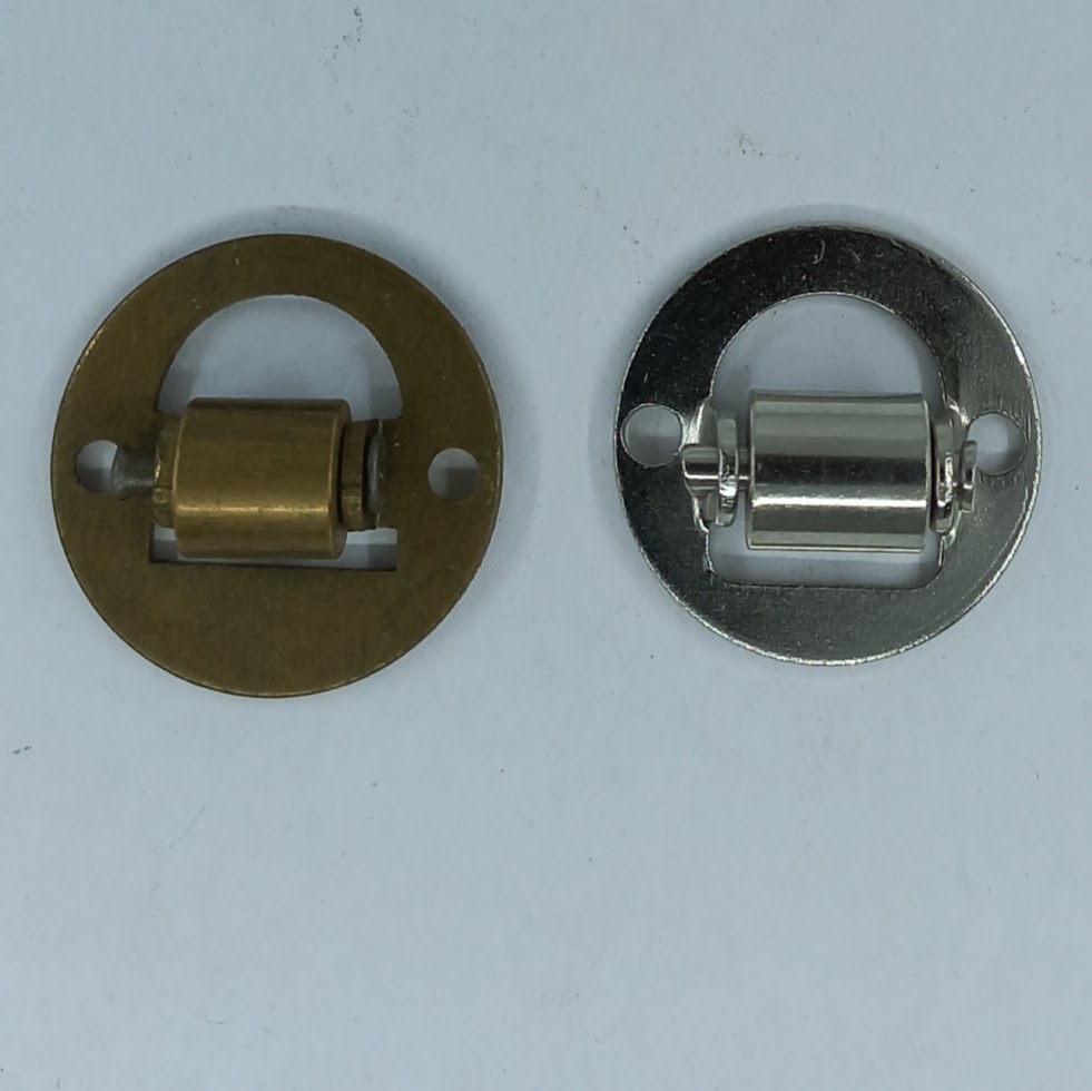Serrure, accessoire: 10.301.7 gâche à rouleau, nickelée ou laiton vieux, diam. 25mm, pour serrure à tringle, percée 3,2mm.