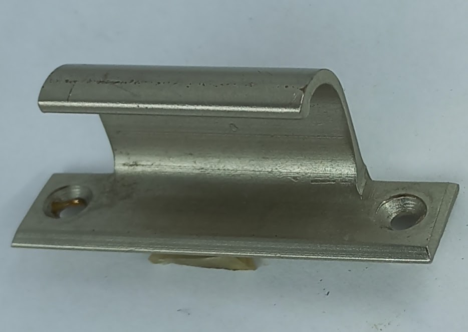 Poignée 26.907.1 laiton nickelé, dim. 49x11mm, hauteur 21mm.