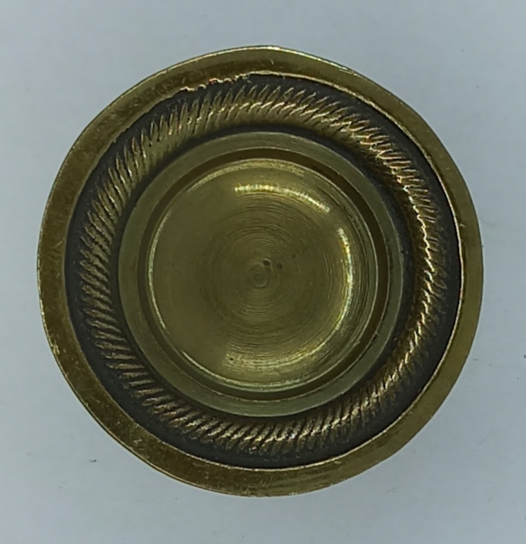 Bouton laiton 14.155.1, Empire, patiné, diam. 46 x H 28mm.