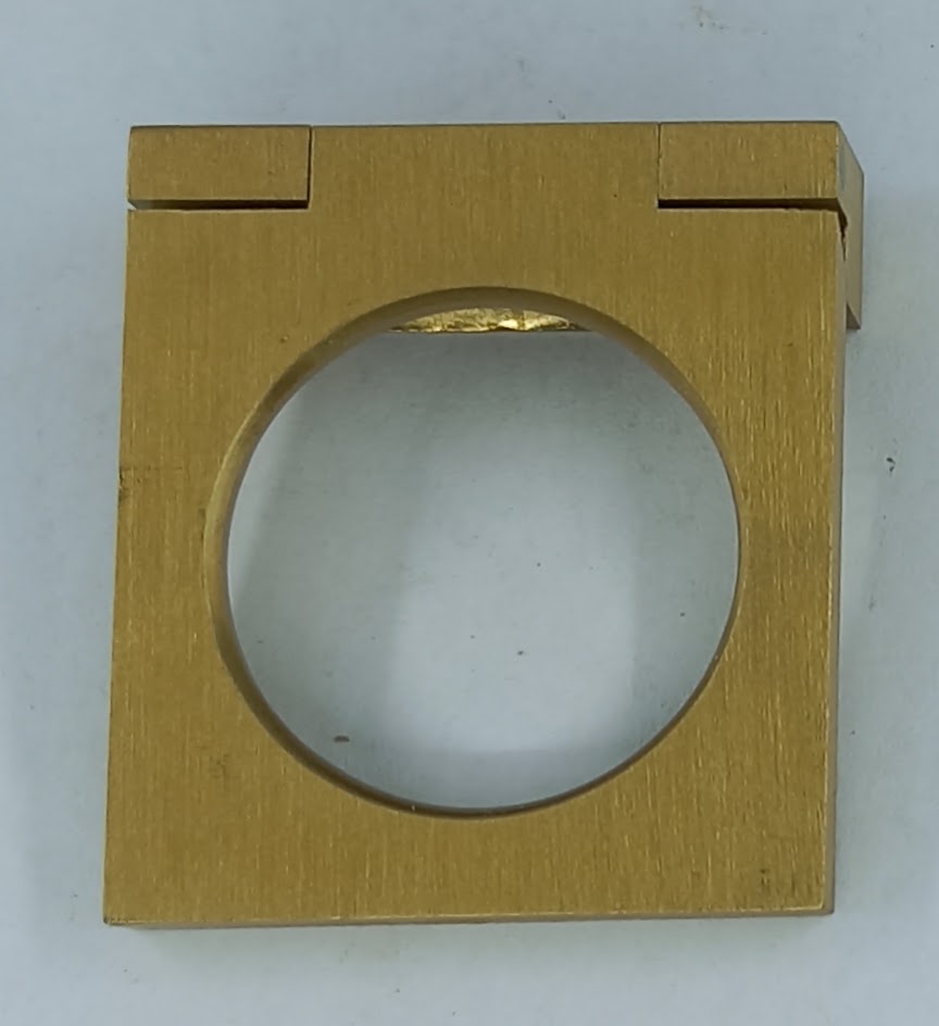 Poignée laiton 24.961, tombante, dim. H 37x32mm ou H 42x38mm, brossée.