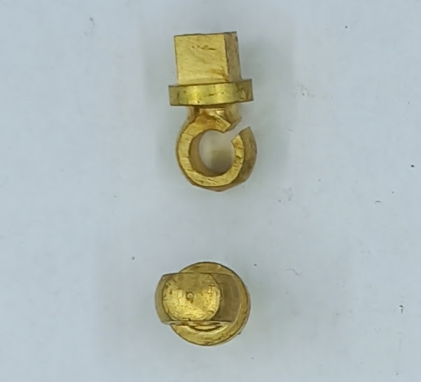 Attache laiton 18.931.1 diam. 9mm haut.11mm, vis M4, trou de 5mm, fendu, avec base carrée.