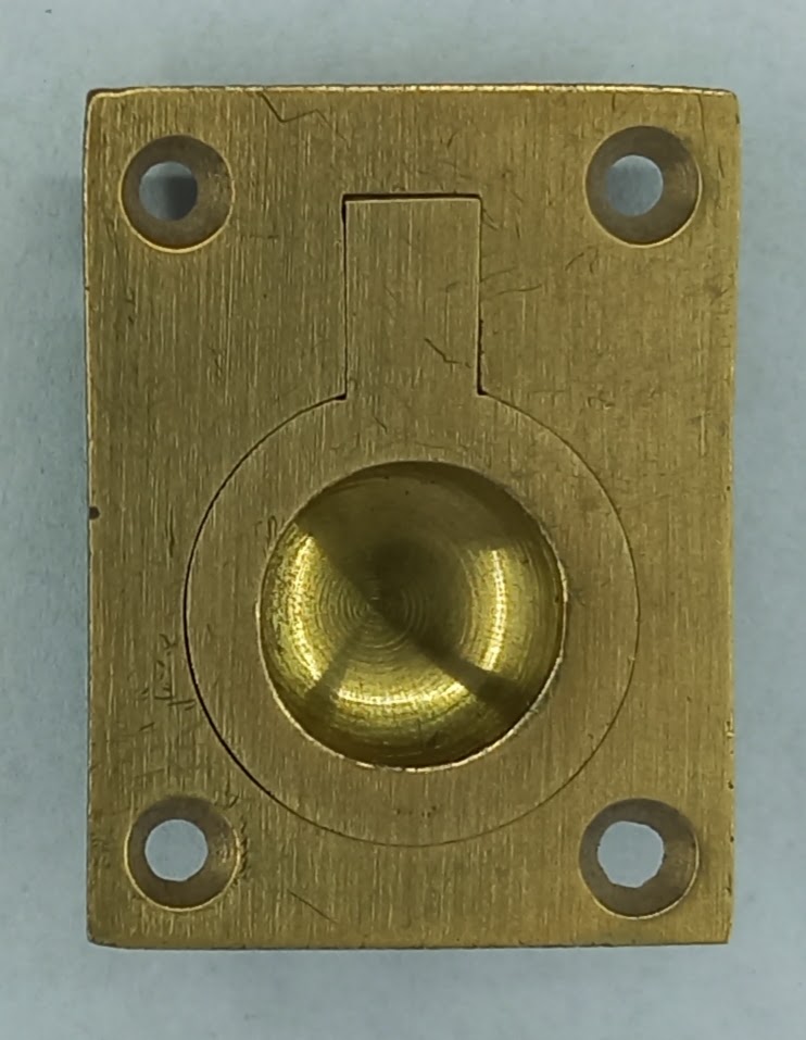Poignée laiton 24.962.1, tombante, dim. H 35x27mm, brossée, à encastrer.