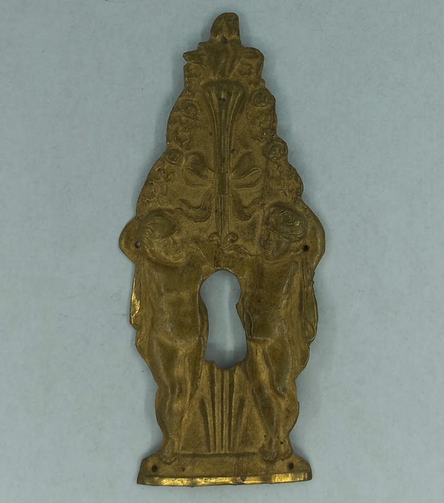 Entrée laiton repoussé 20.667.00 Empire, dim. 92x42mm.
