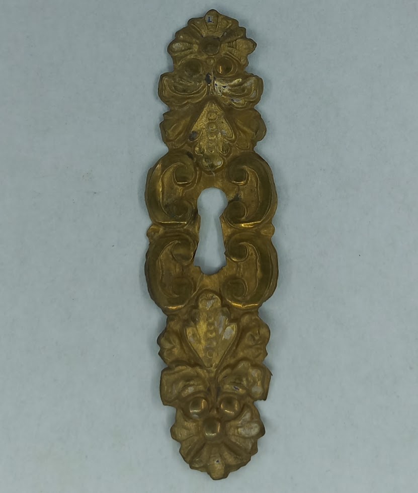 Entrée laiton repoussé 20.665.00 Empire, dim. 93x27mm.