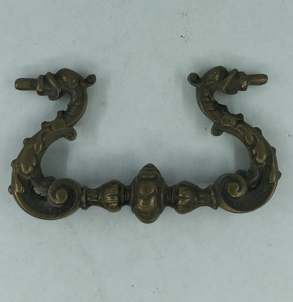 Poignée laiton 24.542.1 bronze Ls XIV, dim. 78mm entr'axe des vis, hauteur 50mm.