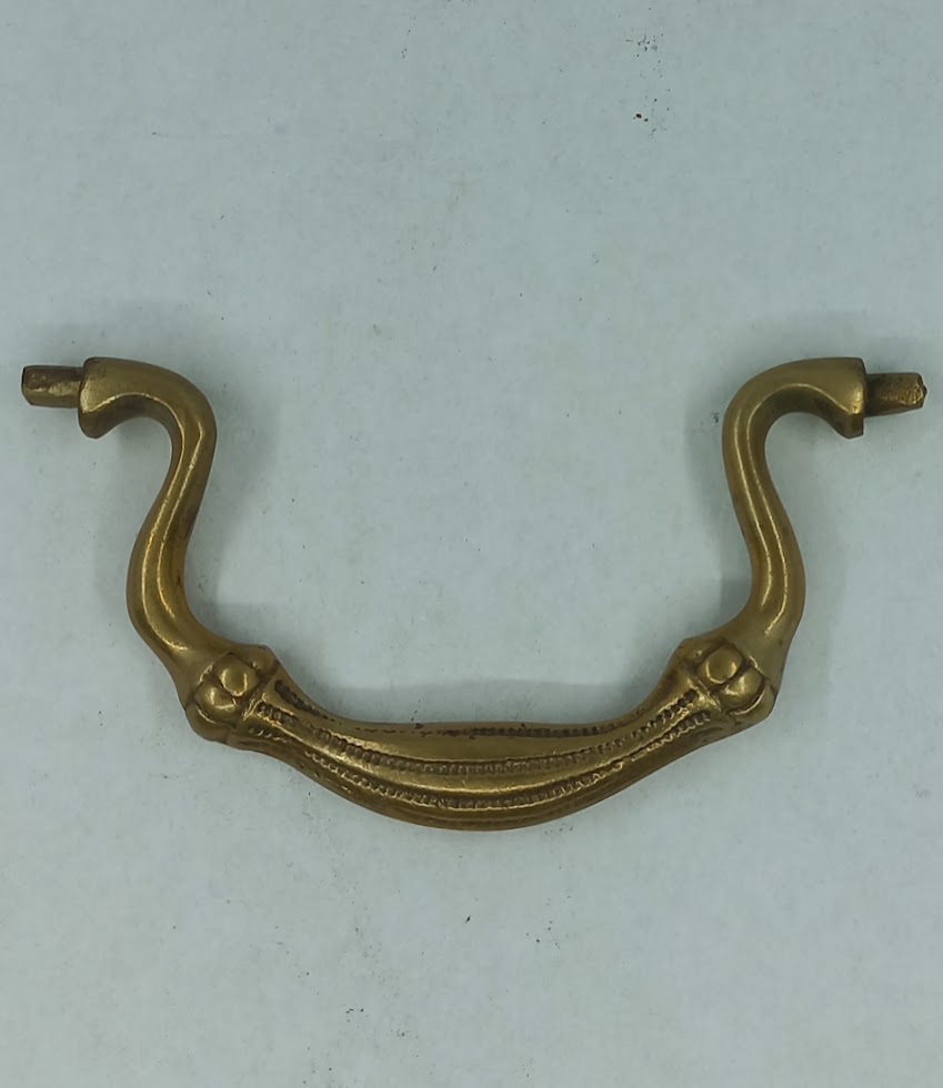 Poignée laiton 24.539.1 bronze Ls XIV, dim. 82mm entr'axe des vis, hauteur 45mm.