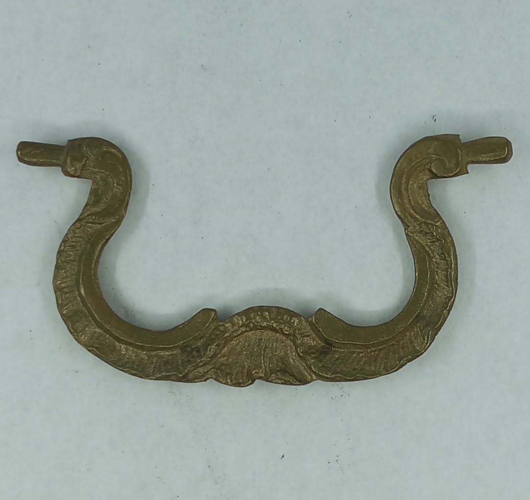 Poignée laiton 24.540.1 bronze Ls XIV, dim. 63mm entr'axe des vis, hauteur 35mm.