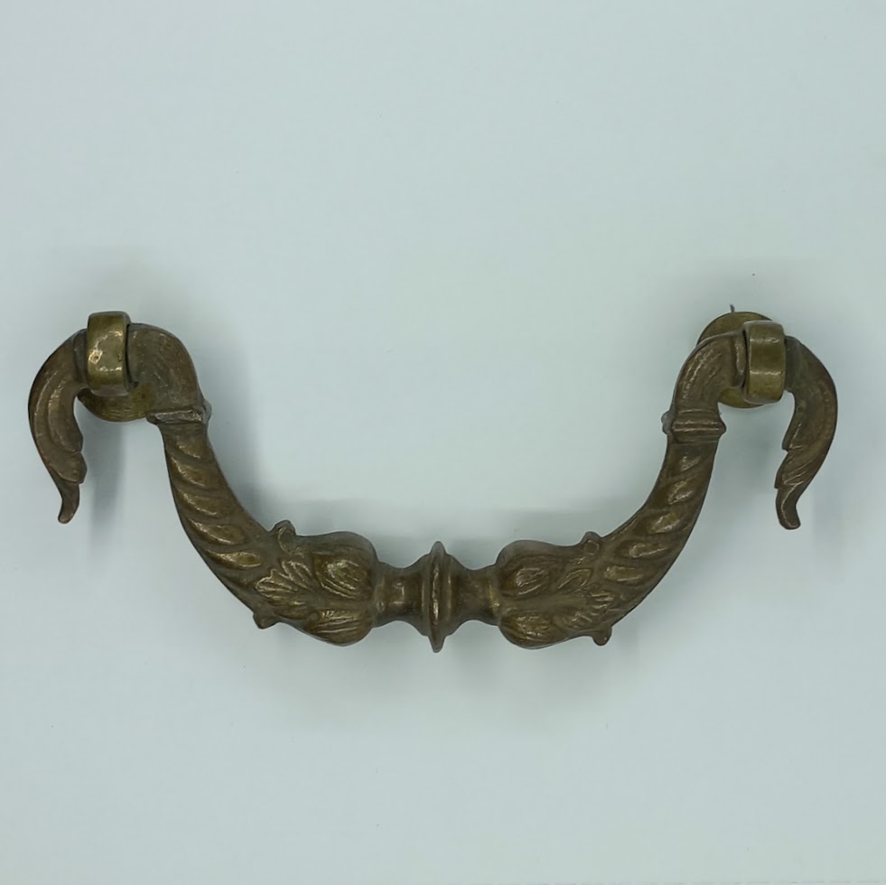 Poignée laiton 24.541.1 bronze Ls XIV, dim. 85mm entr'axe des vis, dim. ext. 105x53mm.