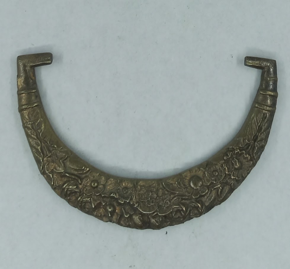 Poignée laiton 24.761.1 bronze Ls XVI, patiné, dim. 80x49mm, E/A 65mm.