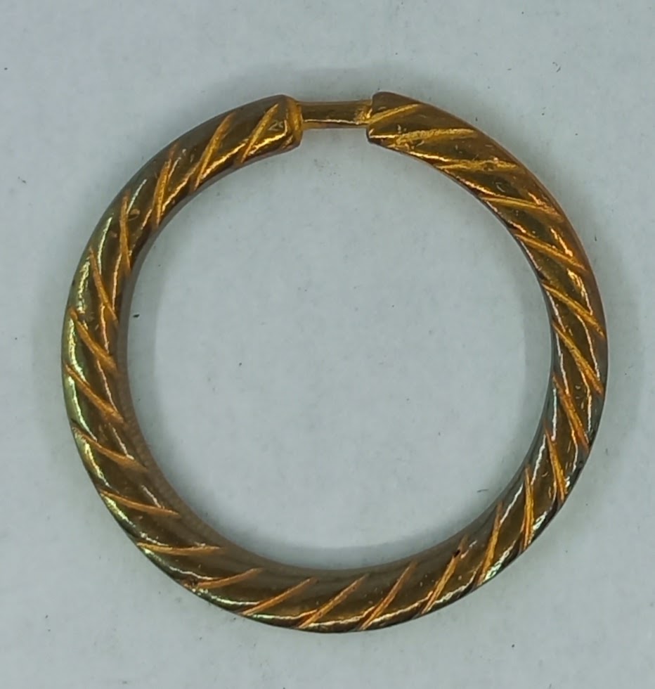 Poignée laiton 24.764.1 bronze Ls XVI, poli, diam. int. 37 et ext. 47mm, avec attache lacet, autres dim. en stock.