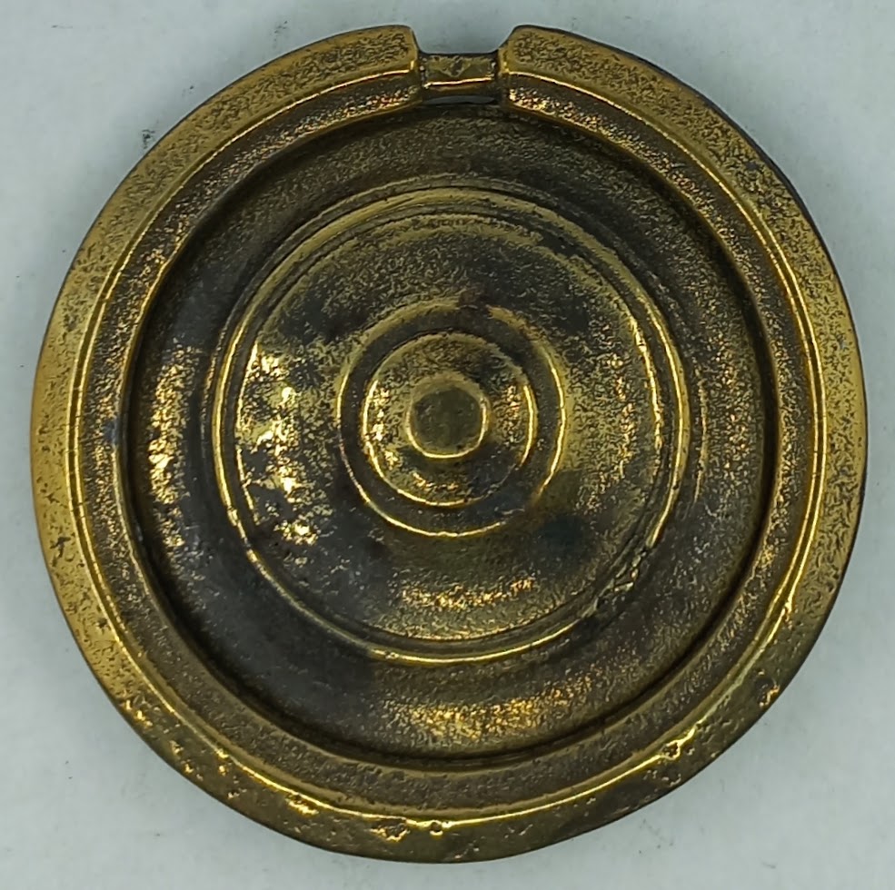 Poignée laiton 24.752.1 bronze Ls XVI, diam. ext. 65mm, avec attache lacet.