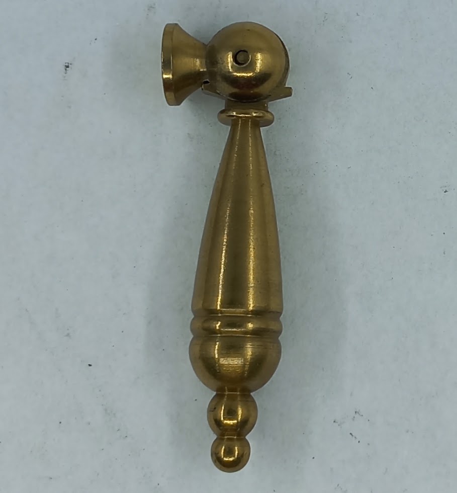Poignée laiton 24.138.1 tombant poli, largeur 12mm, hauteur totale 58mm.
