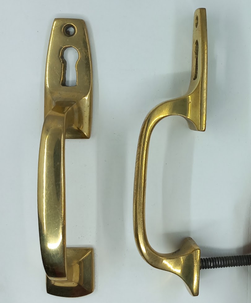 Poignée laiton 24.316 fixe, dim. 104x17mm, en .1 polie et en .2 chromée, avec tige fil. U/S fixe.